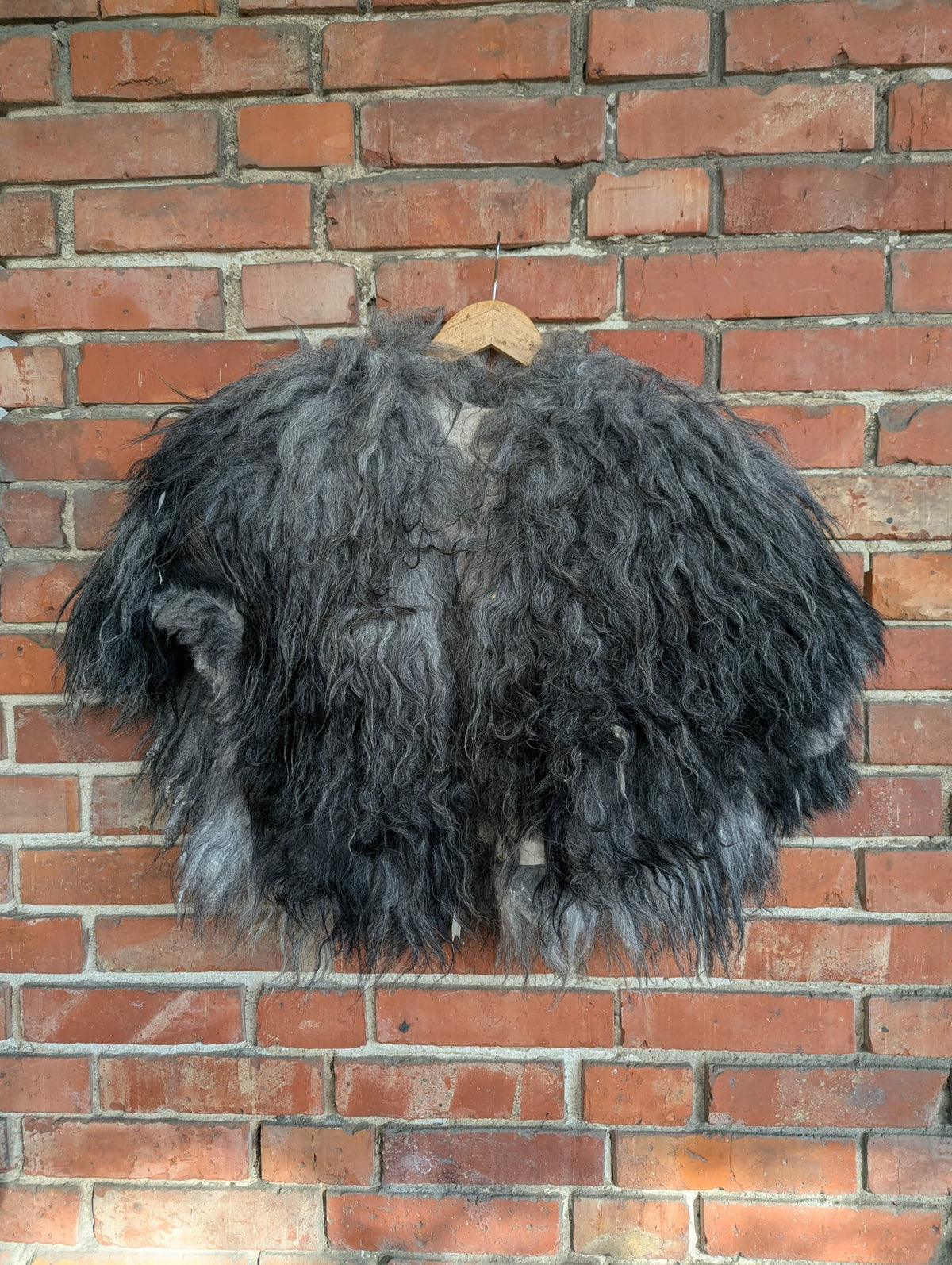 Viking Fur Cloak Grey Black – Real Sheepskin – Wikinger Fellumhang – Nordic Ice – Einzelstück 623