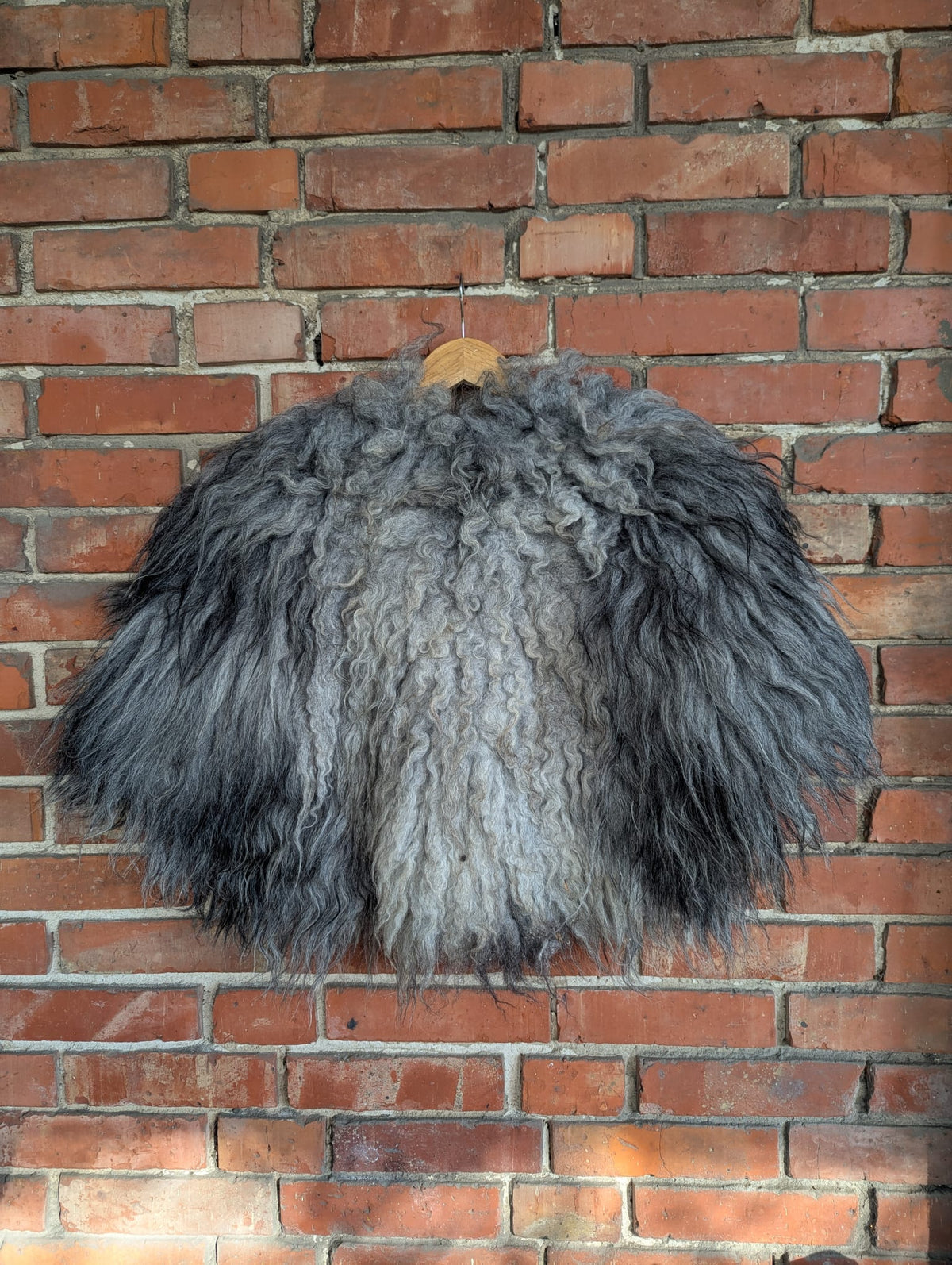 Viking Fur Cloak Grey Black – Real Sheepskin – Wikinger Fellumhang – Nordic Ice – Einzelstück 623