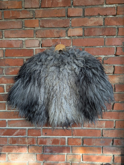 Viking Fur Cloak Grey Black – Real Sheepskin – Wikinger Fellumhang – Nordic Ice – Einzelstück 623