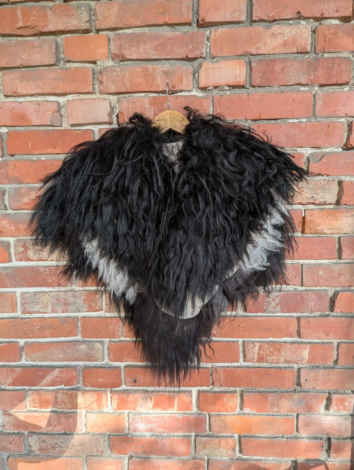 Viking Fur Cloak Black White – Real Icelandic Sheepskin – Wikinger Fellumhang – Krieger Dark – Einzelstück 624