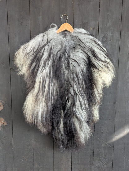 Viking Fur Cloak White Black XL– Real Icelandic Sheepskin – Metal Brooch – Wikinger Fellumhang – Nordic Ice – 627