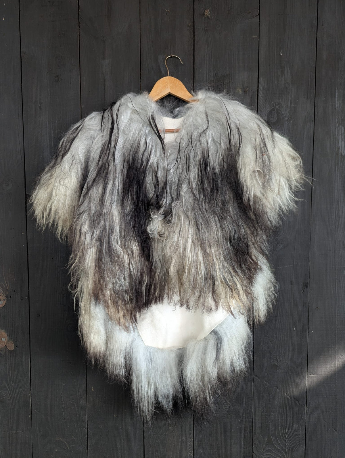 Viking Fur Cloak White Black XL– Real Icelandic Sheepskin – Metal Brooch – Wikinger Fellumhang – Nordic Ice – 627