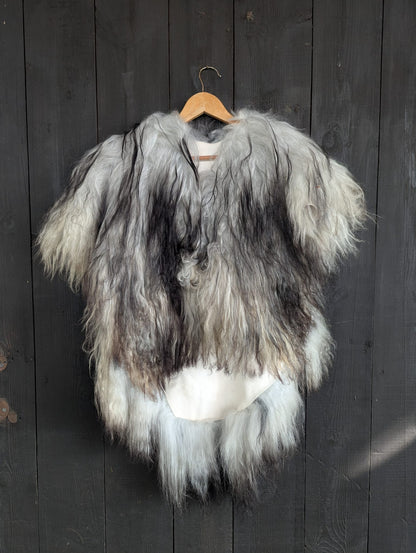 Viking Fur Cloak White Black XL– Real Icelandic Sheepskin – Metal Brooch – Wikinger Fellumhang – Nordic Ice – 627