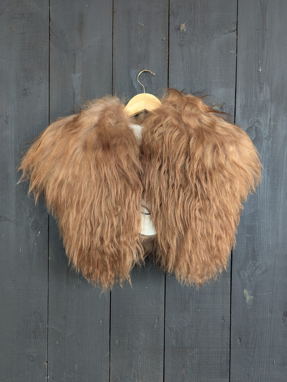 Viking Shoulder Fur Copper Brown – Real Sheepskin – Wikinger Schulterfell – Rustikal Wild – Einzelstück 628