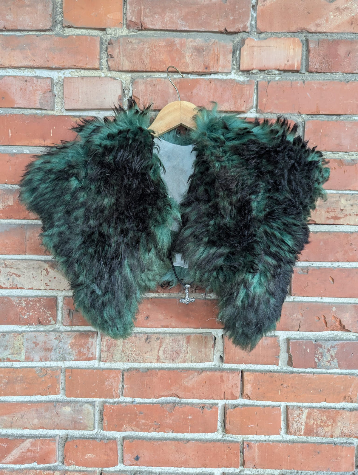 Viking Shoulder Fur Green Black – Real Dyed Sheepskin –  Halloween LARP – Rustikal Wild – 629