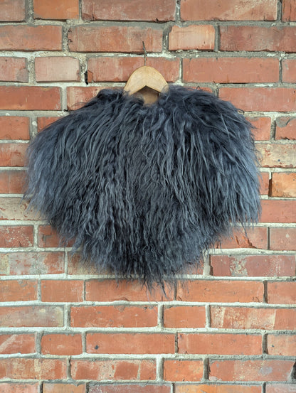 Viking Shoulder Fur Silver Grey – Real Sheepskin – Wikinger Schulterfell – Nordic Ice – Einzelstück 630