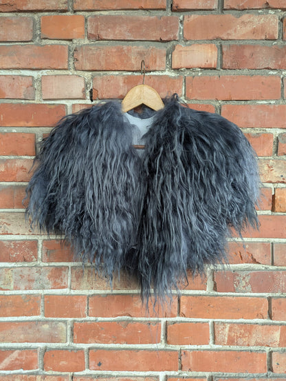 Viking Shoulder Fur Silver Grey – Real Sheepskin – Wikinger Schulterfell – Nordic Ice – Einzelstück 630