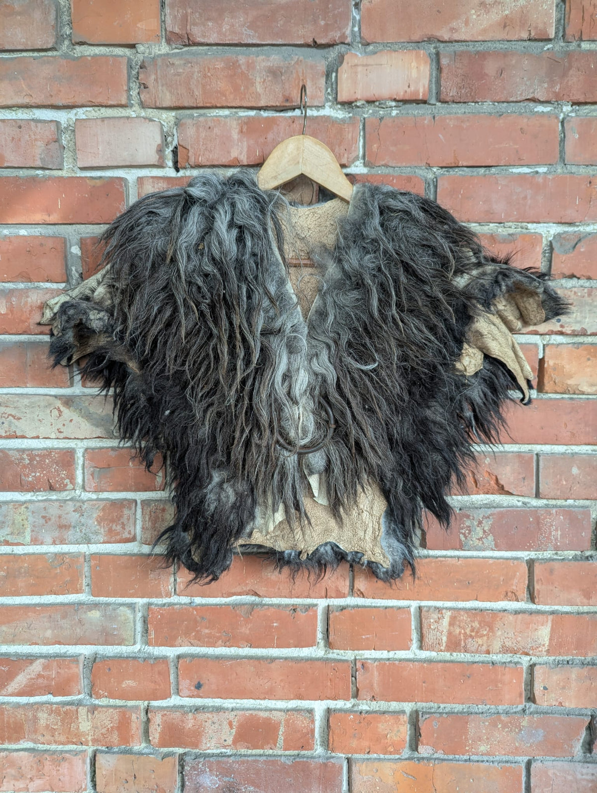 Viking Shoulder Fur Black Grey – Real Wild Sheepskin – Wikinger Schulterfell – Rustikal Wild – Einzelstück 631