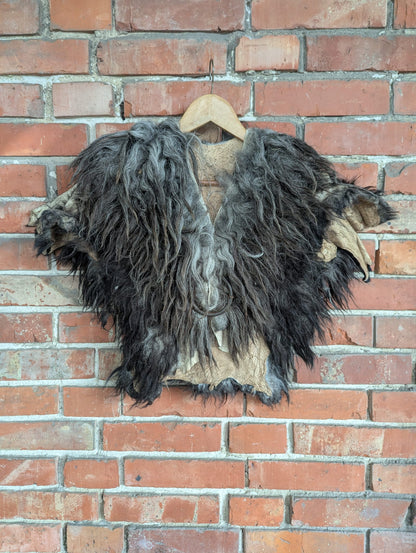 Viking Shoulder Fur Black Grey – Real Wild Sheepskin – Wikinger Schulterfell – Rustikal Wild – Einzelstück 631