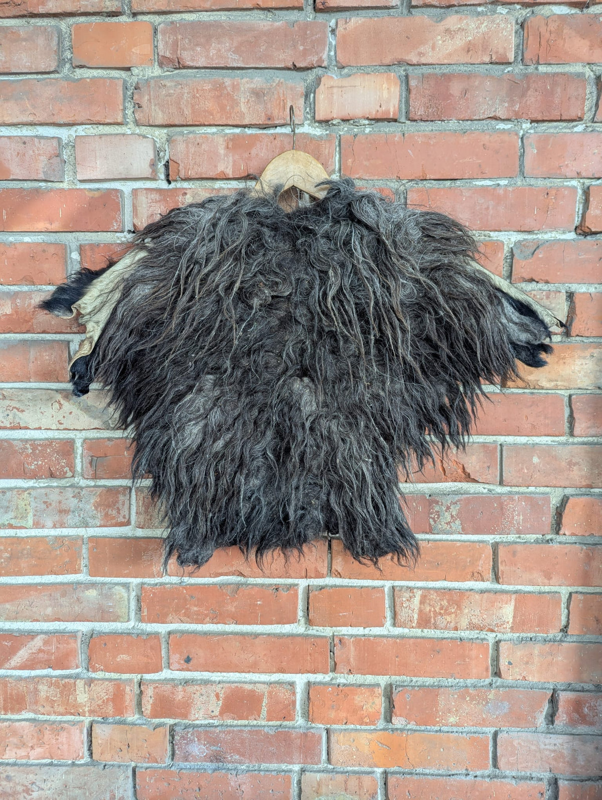Viking Shoulder Fur Black Grey – Real Wild Sheepskin – Wikinger Schulterfell – Rustikal Wild – Einzelstück 631