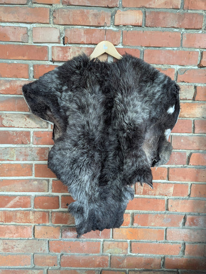 XL Viking Fur Cloak Black Grey – Real Sheepskin – Metal Brooch – Wikinger Fellumhang – Rustikal Wild – 633