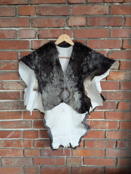 XL Viking Fur Cloak Black Grey – Real Sheepskin – Metal Brooch – Wikinger Fellumhang – Rustikal Wild – 633