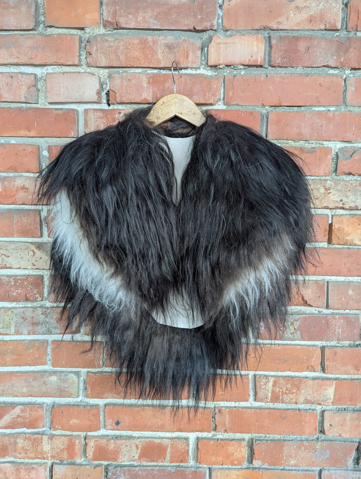 Viking Fur Cloak Black White – Real Icelandic Sheepskin – Wikinger Fellumhang – Krieger Dark – Einzelstück 636