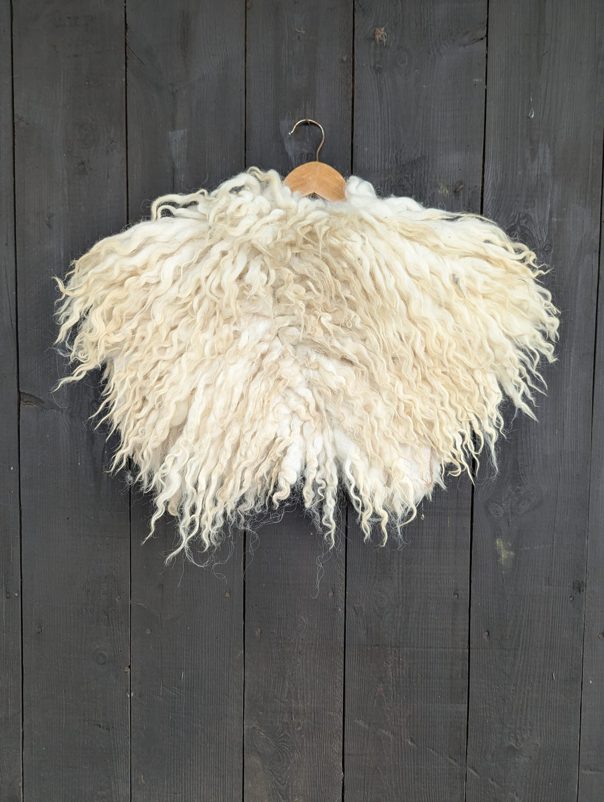Viking Shoulder Fur Ivory White – Real Sheepskin – Wikinger Schulterfell – Nordic Ice – Einzelstück 637