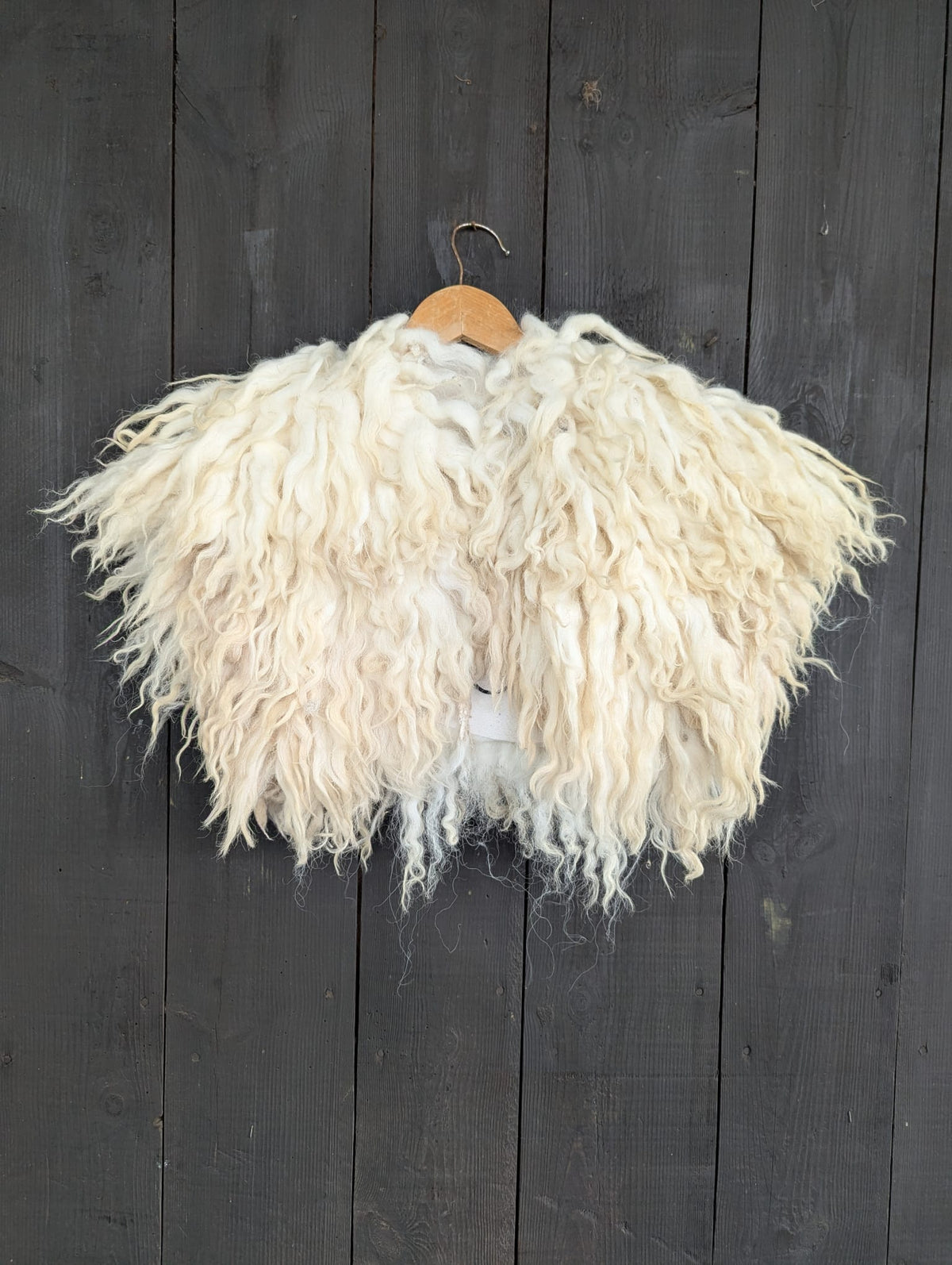 Viking Shoulder Fur Ivory White – Real Sheepskin – Wikinger Schulterfell – Nordic Ice – Einzelstück 637