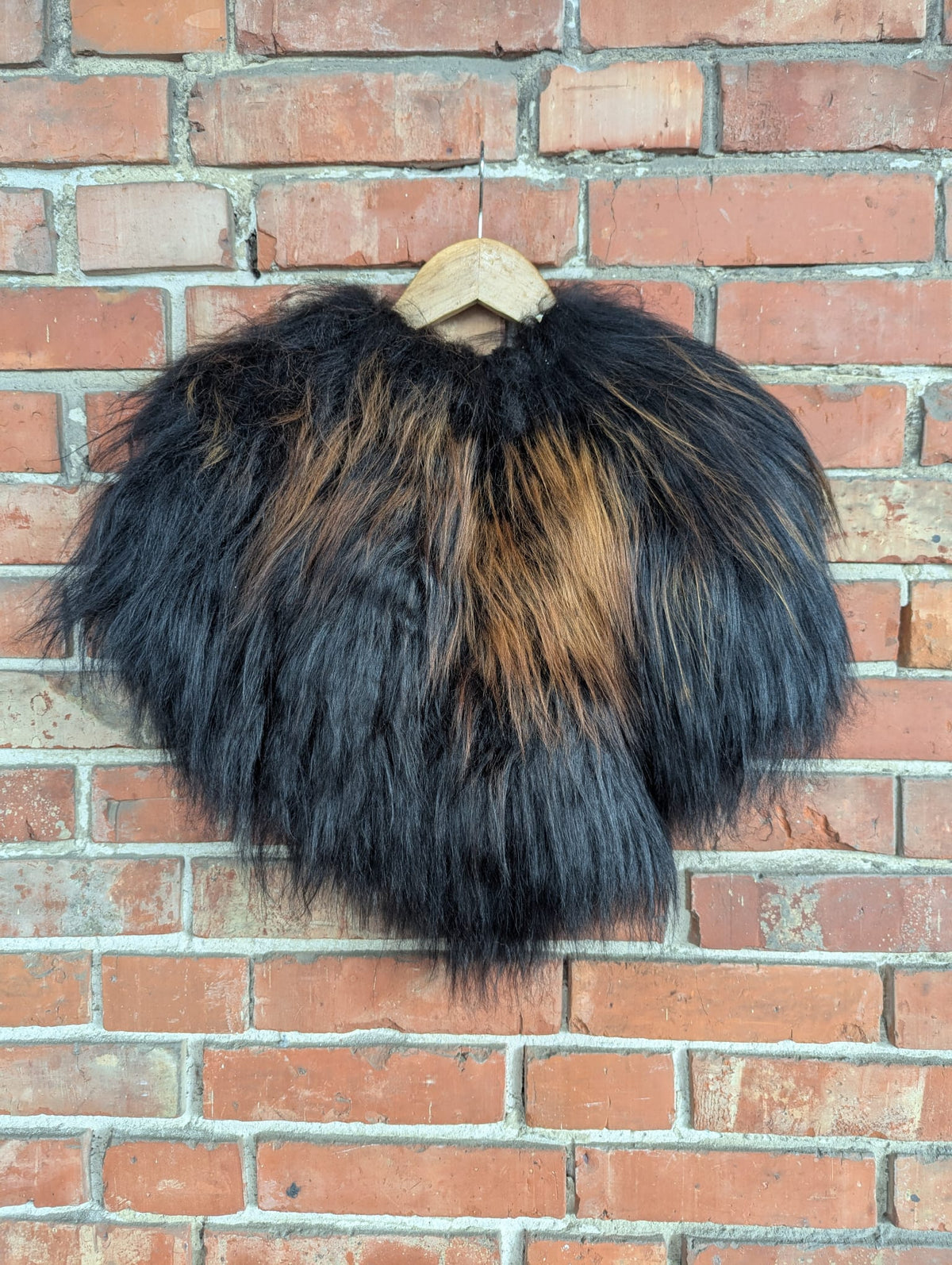 Viking Shoulder Fur Black Brown – Real Icelandic Sheepskin – Wikinger Schulterfell – Krieger Dark – Einzelstück 638