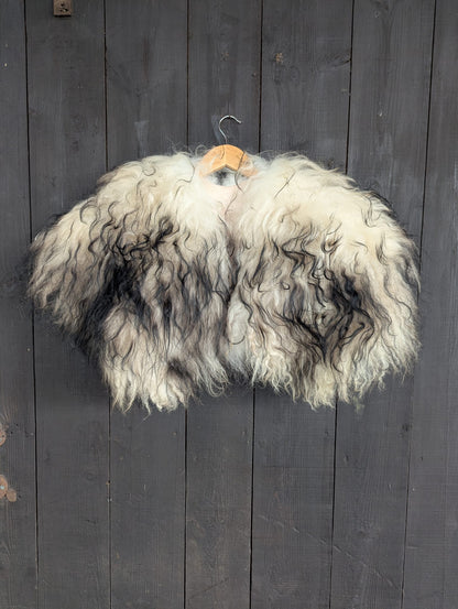 Viking Shoulder Fur XL White Black – Real Icelandic Sheepskin – Wikinger Schulterfell – Rustikal Wild – Einzelstück 639