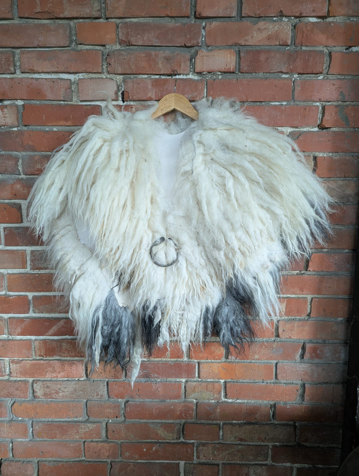 Viking Fur Cloak XXL White Grey – Real Scandinavian Sheepskin – Metal Brooch – Nordic Ice – Einzelstück 640