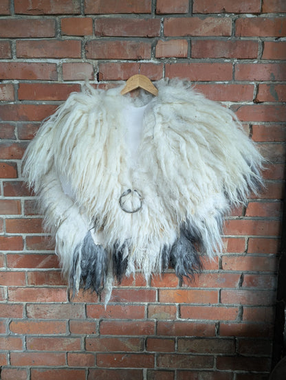 Viking Fur Cloak XXL White Grey – Real Scandinavian Sheepskin – Metal Brooch – Nordic Ice – Einzelstück 640