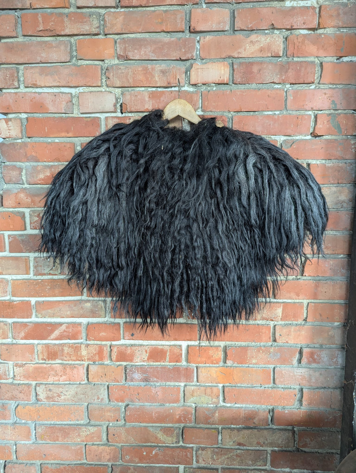 Viking Shoulder Fur XXL Black – Real Icelandic Sheepskin – Wikinger Schulterfell – Krieger Dark – Einzelstück 641
