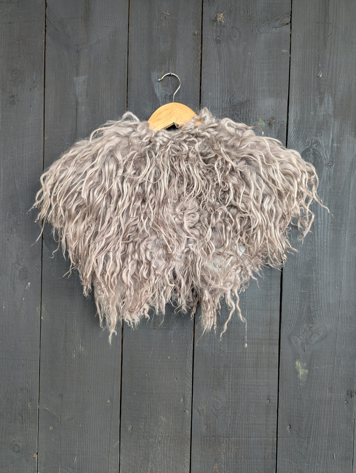 Viking Shoulder Fur Taupe – Real Icelandic Sheepskin – Wikinger Schulterfell – Rustikal Wild – Einzelstück 642