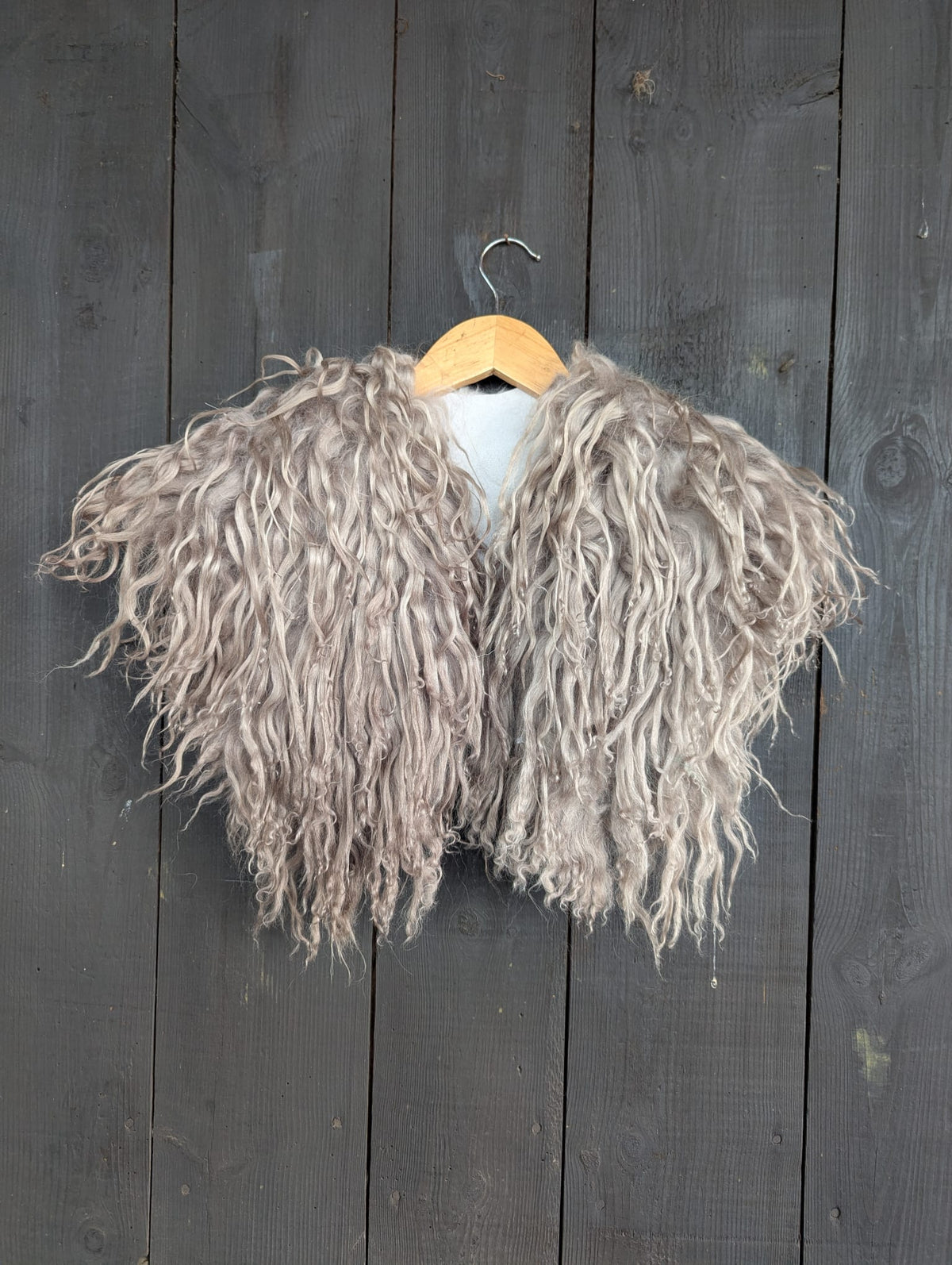 Viking Shoulder Fur Taupe – Real Icelandic Sheepskin – Wikinger Schulterfell – Rustikal Wild – Einzelstück 642