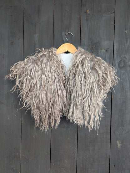 Viking Shoulder Fur Taupe – Real Icelandic Sheepskin – Wikinger Schulterfell – Rustikal Wild – Einzelstück 642