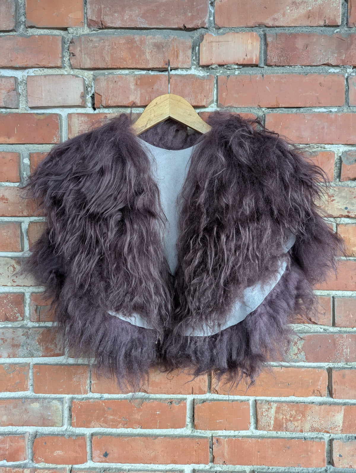 Viking Shoulder Fur Aubergine – Real Sheepskin – Wikinger Schulterfell – Krieger Dark – Einzelstück 643