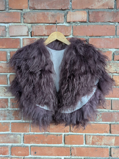 Viking Shoulder Fur Aubergine – Real Sheepskin – Wikinger Schulterfell – Krieger Dark – Einzelstück 643