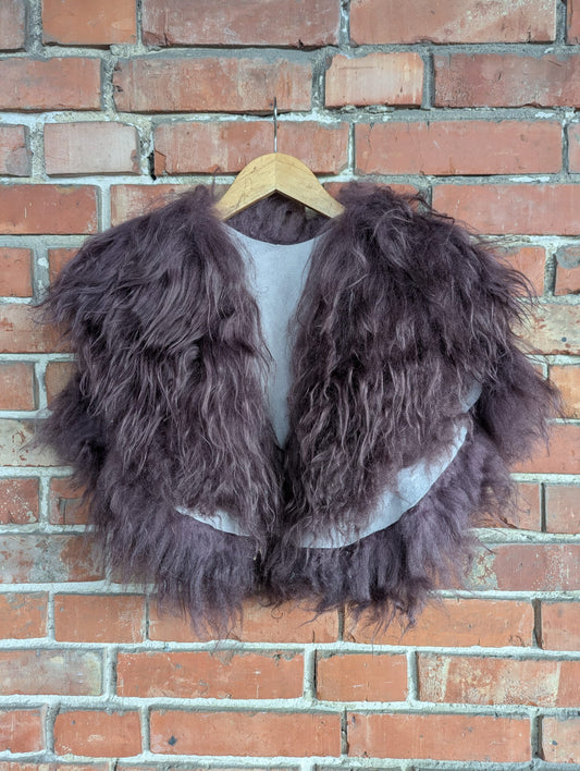 Viking Shoulder Fur Aubergine – Real Sheepskin – Wikinger Schulterfell – Krieger Dark – Einzelstück 643
