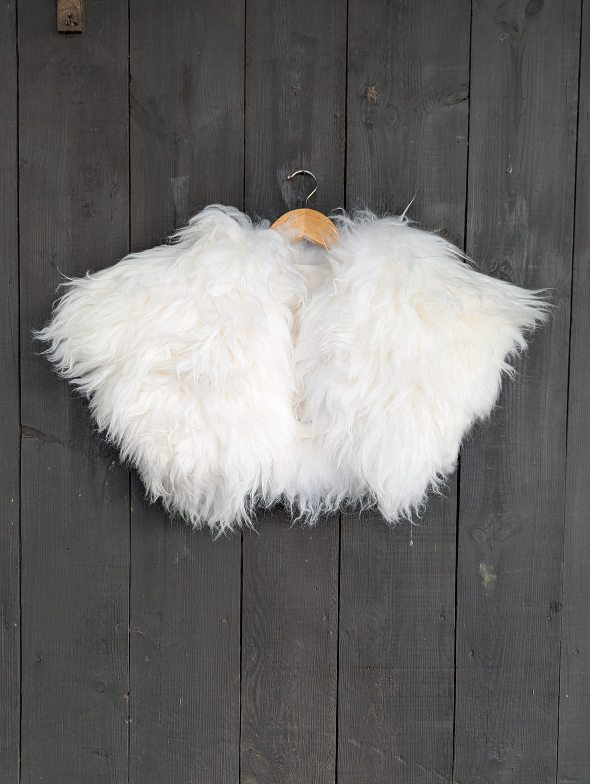Viking Shoulder Fur Pure White – Real Sheepskin – Wikinger Schulterfell – Nordic Ice – Einzelstück 644