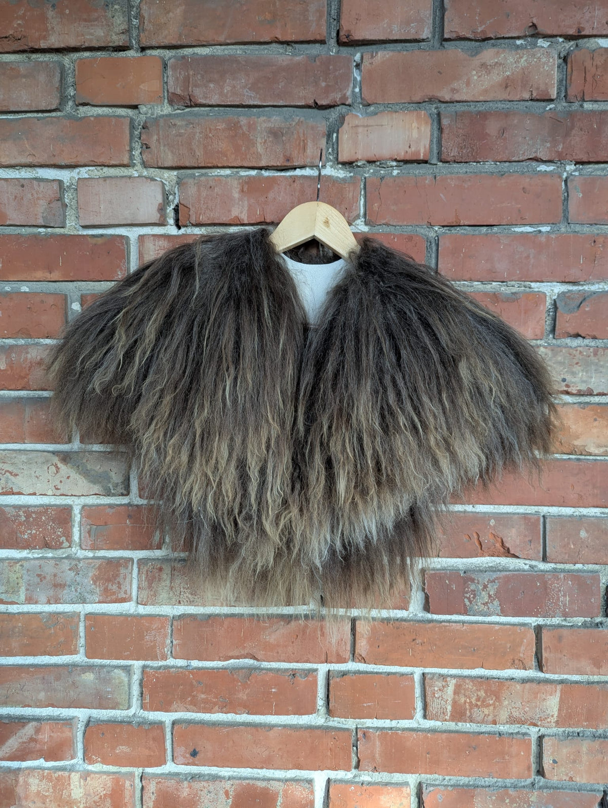 Viking Shoulder Fur Brown Grey – Real Icelandic Sheepskin – Wikinger Schulterfell – Rustikal Wild – Einzelstück 645