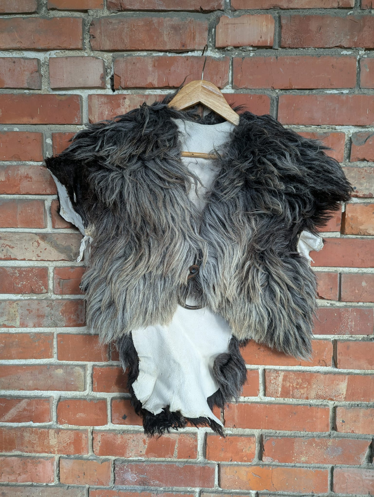 Viking Fur Cloak XL Grey Black – Real Wild Sheepskin – Wikinger Fellumhang – Rustikal Wild – Einzelstück 646