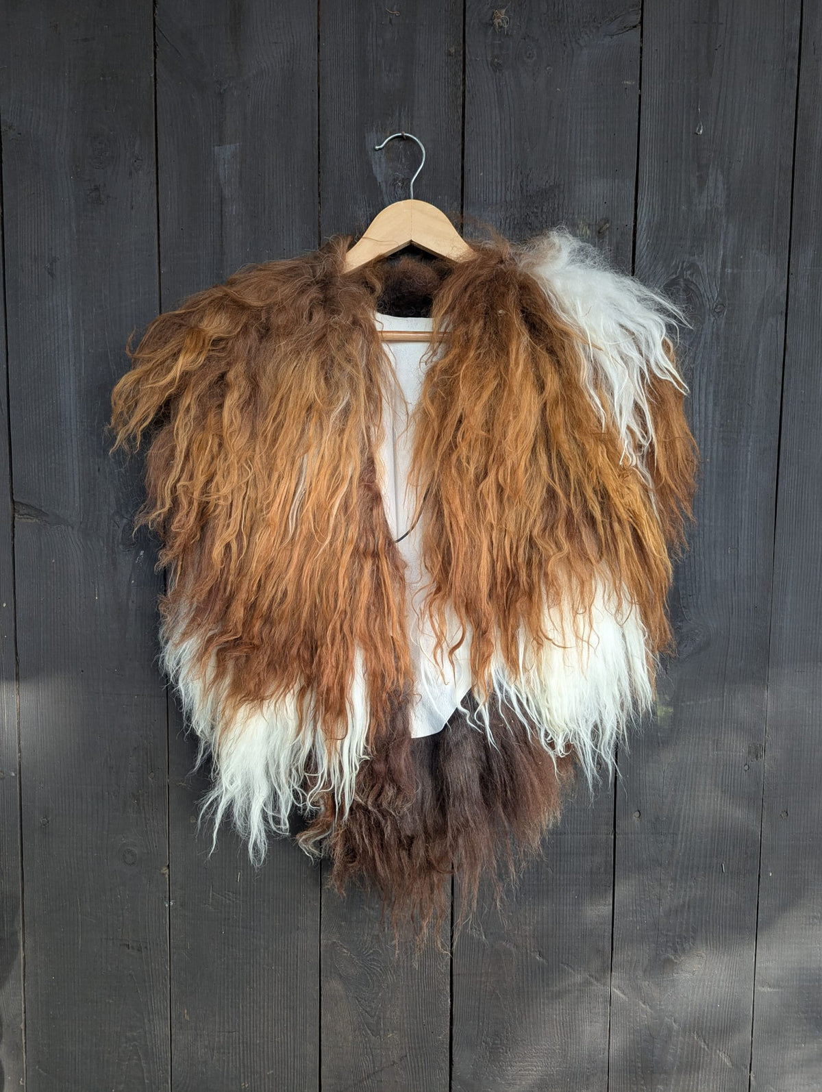 Viking Fur Cloak Rust Brown White – Real Icelandic Sheepskin – Wikinger Fellumhang – Rustikal Wild – Einzelstück 647