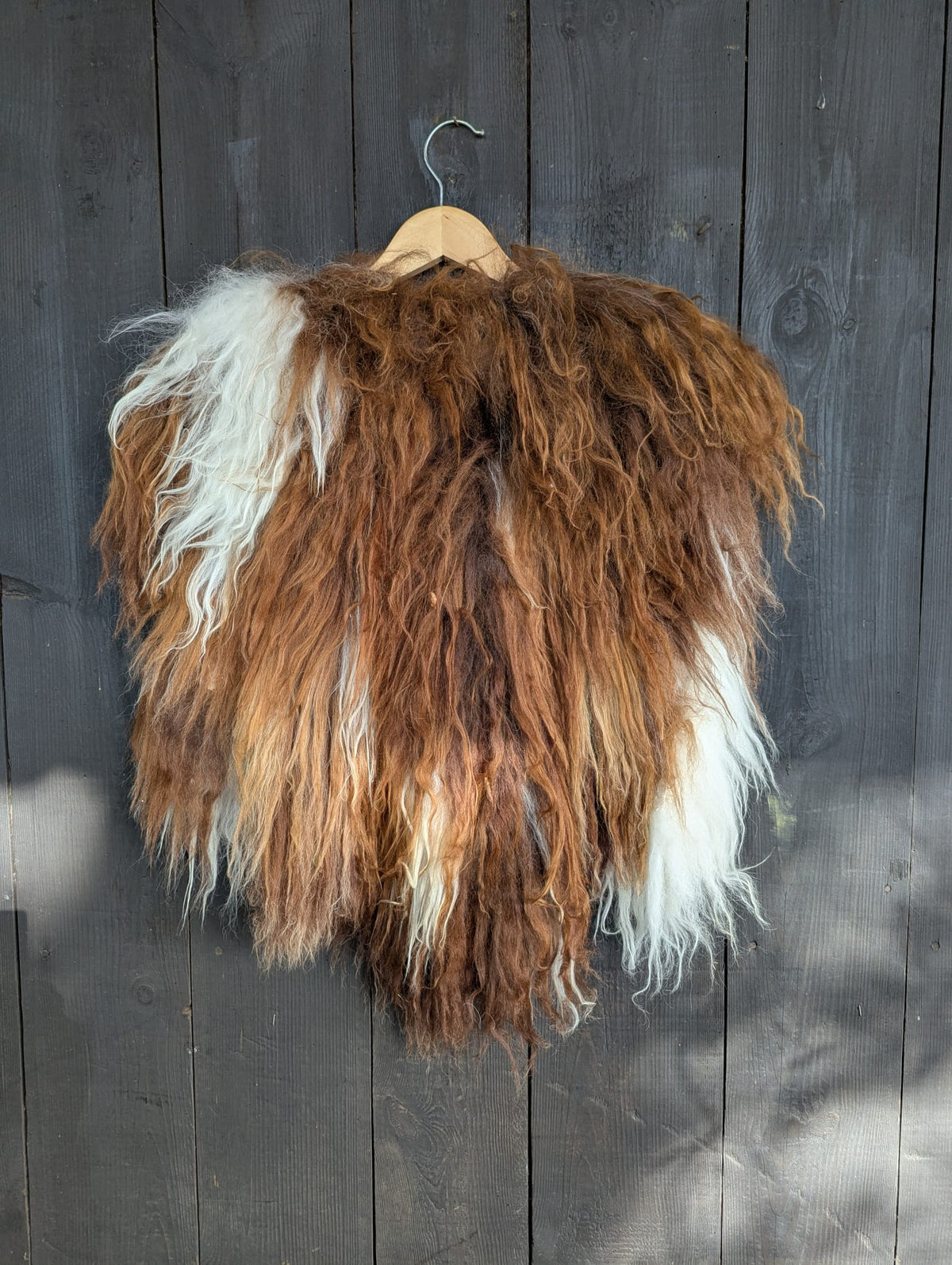 Viking Fur Cloak Rust Brown White – Real Icelandic Sheepskin – Wikinger Fellumhang – Rustikal Wild – Einzelstück 647