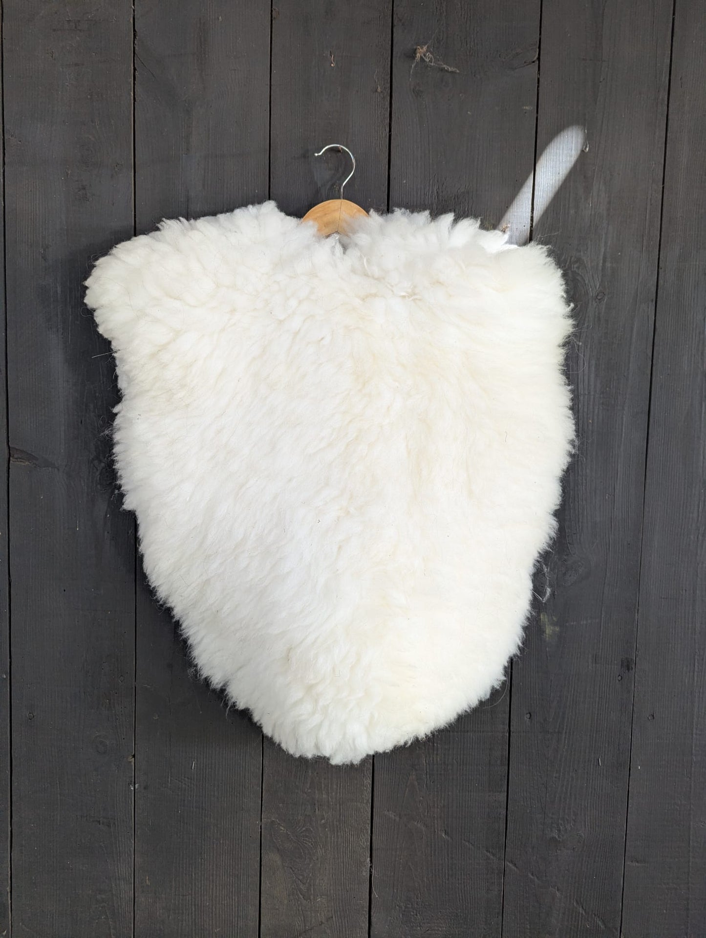 Fellumhang weißes Schaffell – Viking Fur Cape – Nordic – Einzelstück  704
