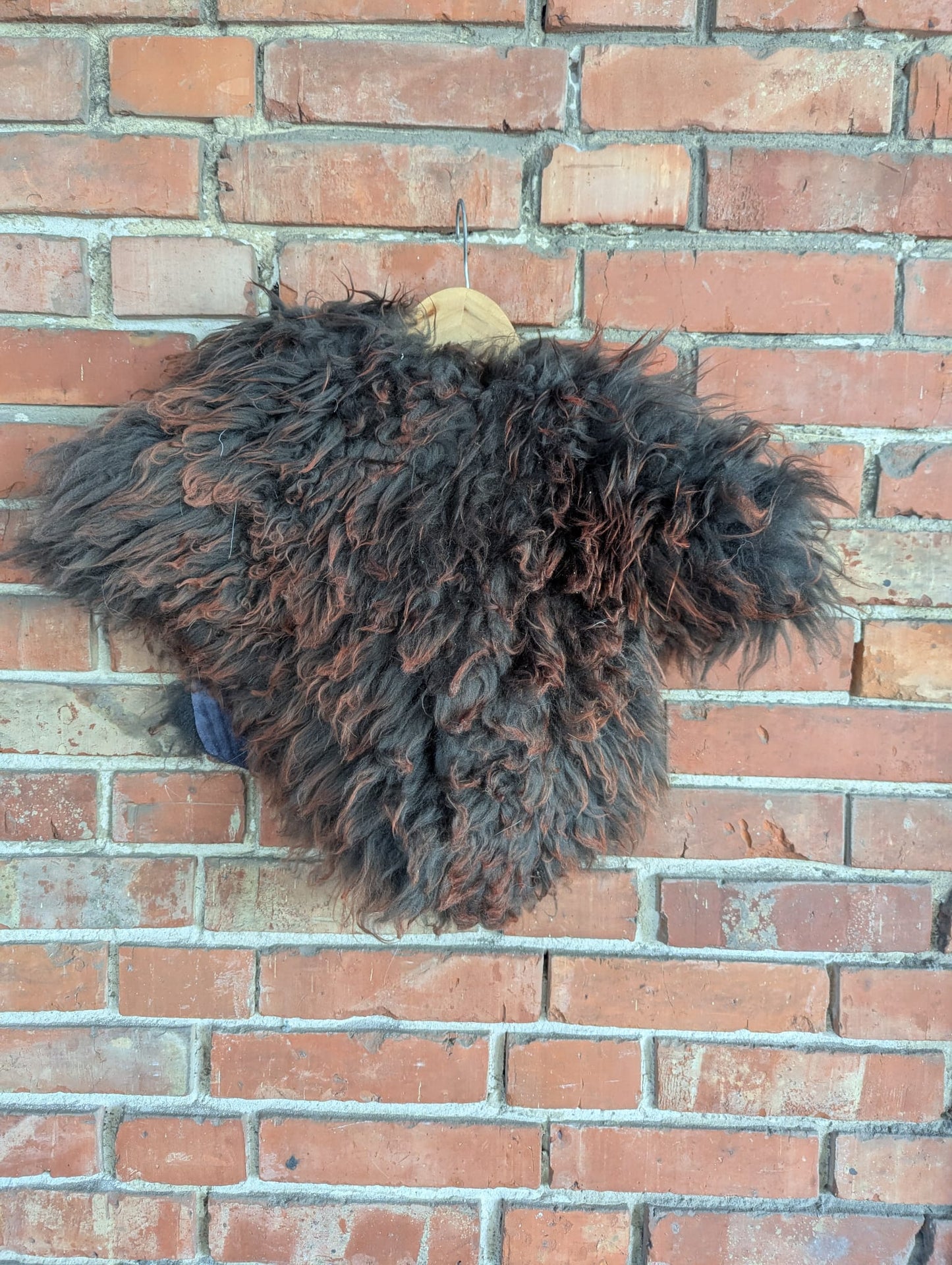 Viking Shoulder Fur “Lava” – Schulterfell Schaffell Dark Grey Red – Krieger | Dark – Einzelstück  705