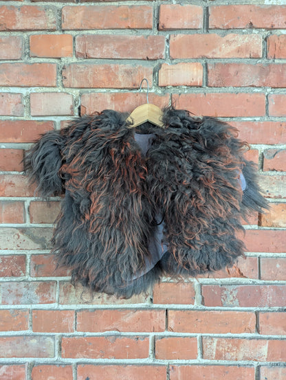 Viking Shoulder Fur “Lava” – Schulterfell Schaffell Dark Grey Red – Krieger | Dark – Einzelstück  705