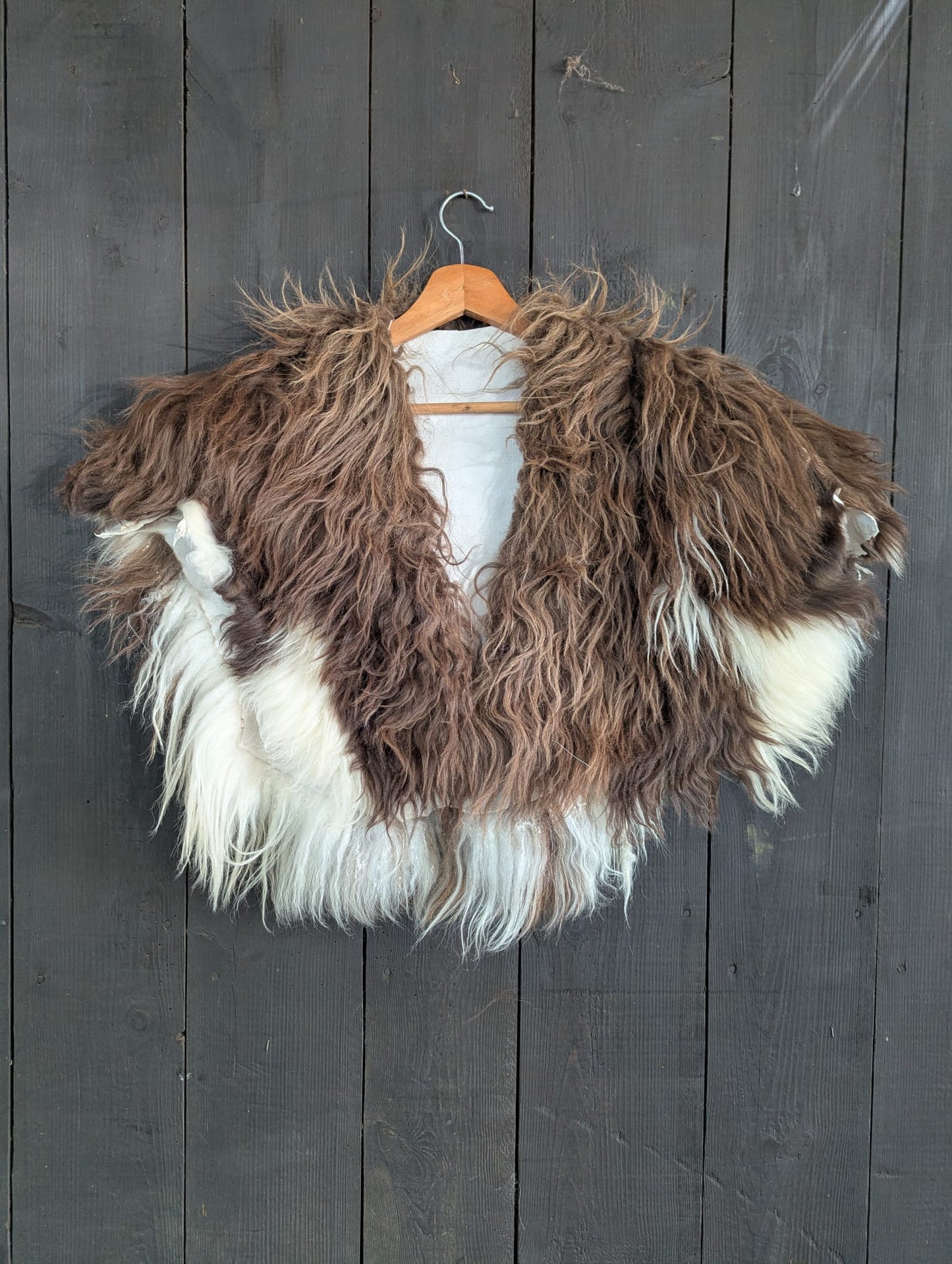 Viking Shoulder Fur XL – Schulterfell Islandschaf Schnucke Braun Weiß – Rustikal | Wild – Einzelstück 706