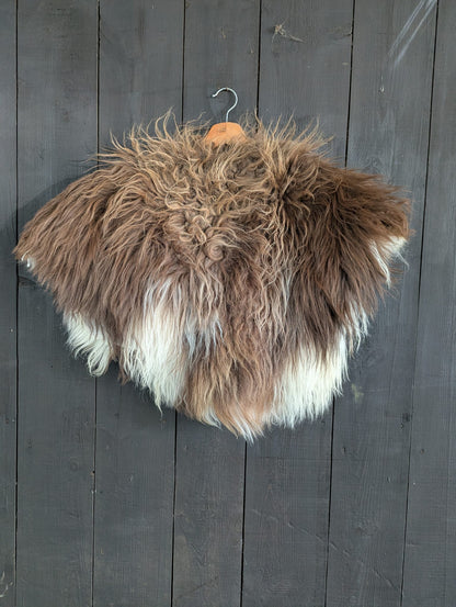 Viking Shoulder Fur XL – Schulterfell Islandschaf Schnucke Braun Weiß – Rustikal | Wild – Einzelstück 706