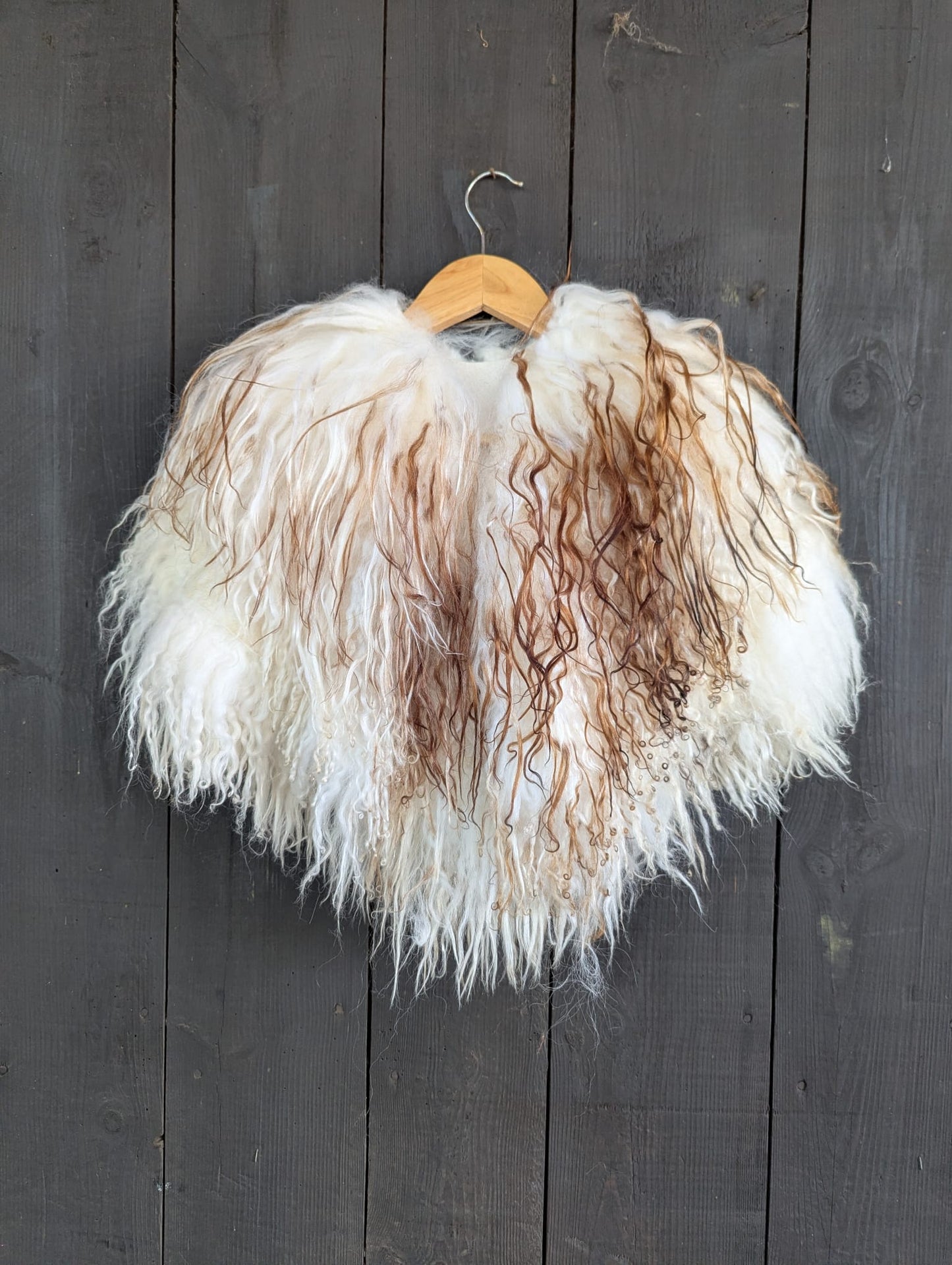 Viking Fur Shoulder Cape – Islandschaf White Brown Curly – Rustikal | Wild – Einzelstück 711