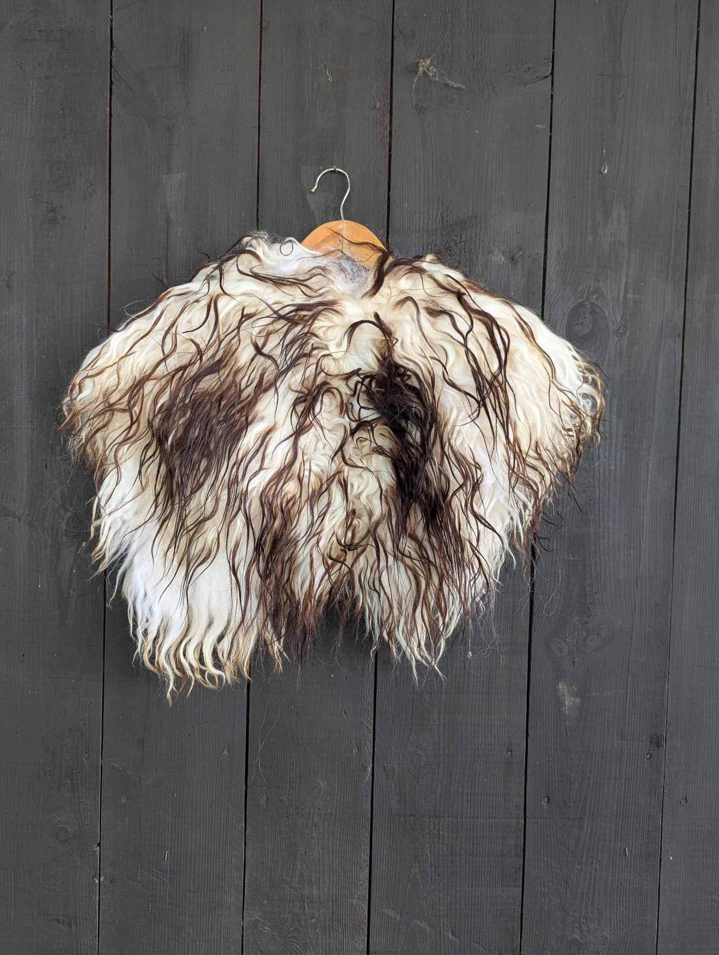 Viking Fur Shoulder Cape – Islandschaf White Brown Curly – Rustikal | Wild – Einzelstück 712