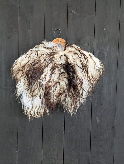 Viking Fur Shoulder Cape – Islandschaf White Brown Curly – Rustikal | Wild – Einzelstück 712