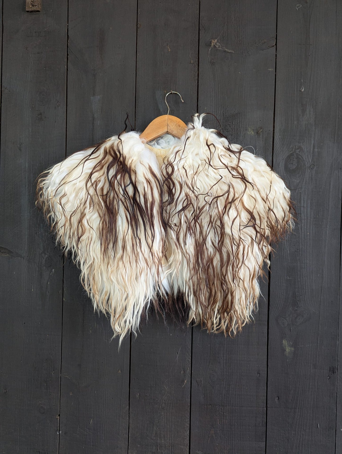 Viking Fur Shoulder Cape – Islandschaf White Brown Curly – Rustikal | Wild – Einzelstück 712