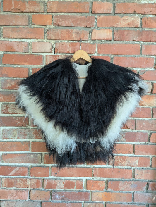 Viking Fur Cape – Black & White Icelandic Sheepskin – Krieger | Dark – Einzelstück 715