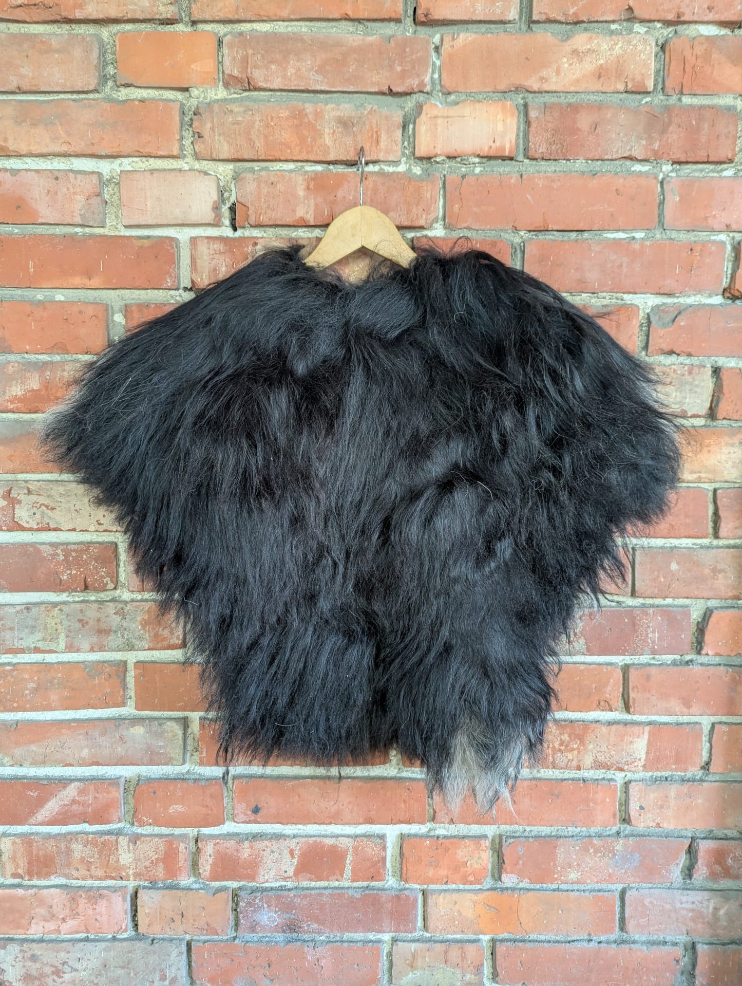 Viking Fur Cape – Black & White Icelandic Sheepskin – Krieger | Dark – Einzelstück 715