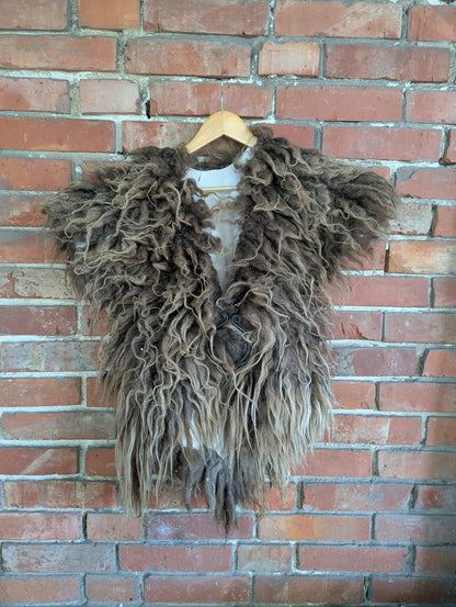 Viking Fur Cape – Scandinavian Sheepskin Light Brown – Metal Clasp – Rustikal | Wild – Einzelstück 716