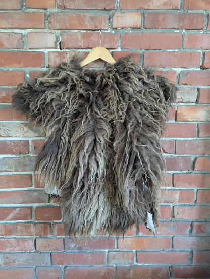 Viking Fur Cape – Scandinavian Sheepskin Light Brown – Metal Clasp – Rustikal | Wild – Einzelstück 716