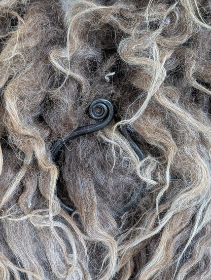 Viking Fur Cape – Scandinavian Sheepskin Light Brown – Metal Clasp – Rustikal | Wild – Einzelstück 716