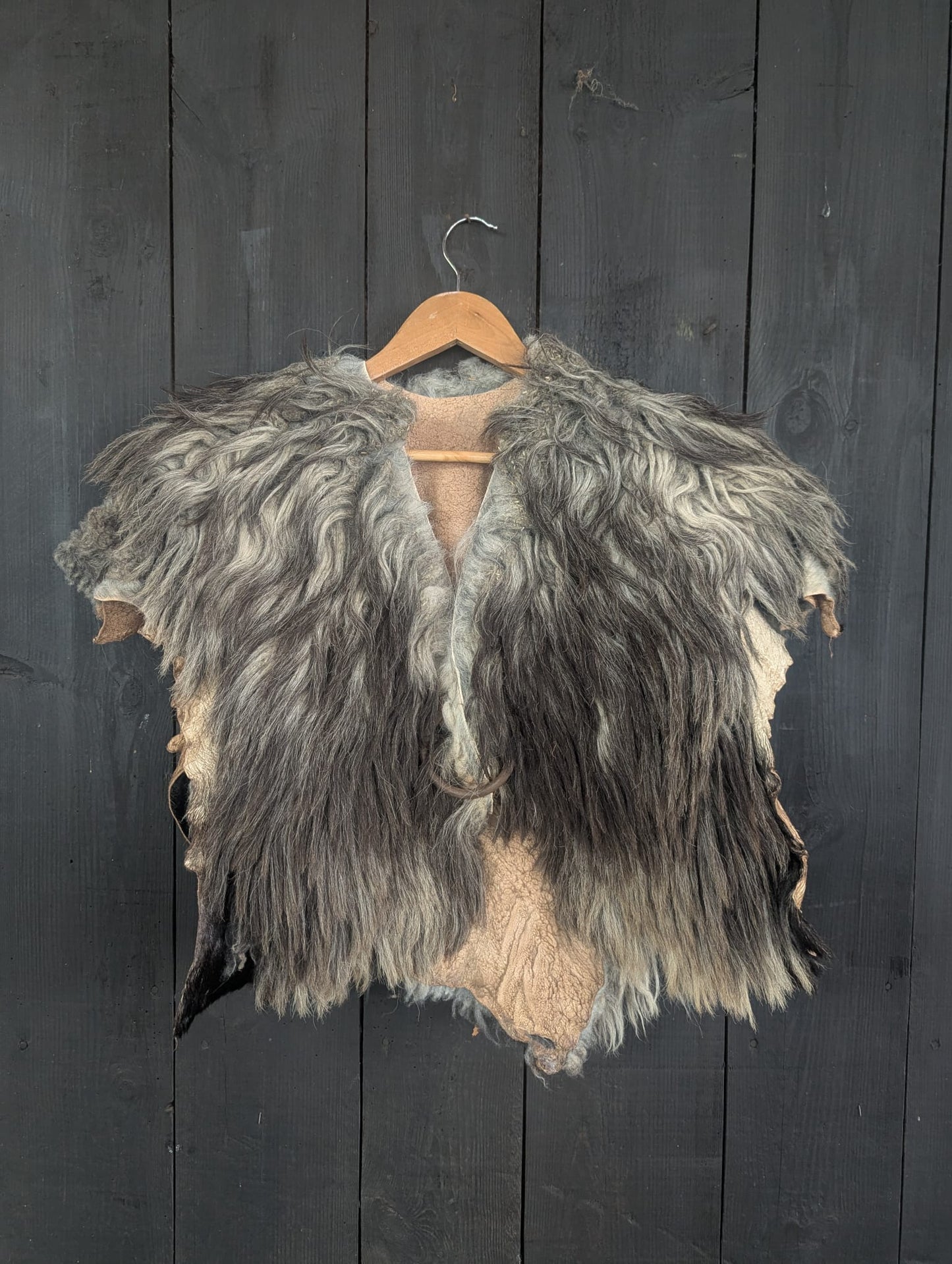 Viking Fur Cloak Grey XL – Real Heidschnucke Sheepskin – Wikinger Fellumhang – Einzelstück 723